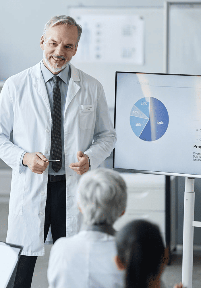 Hombre de negocios presenta gráfico a su equipo.