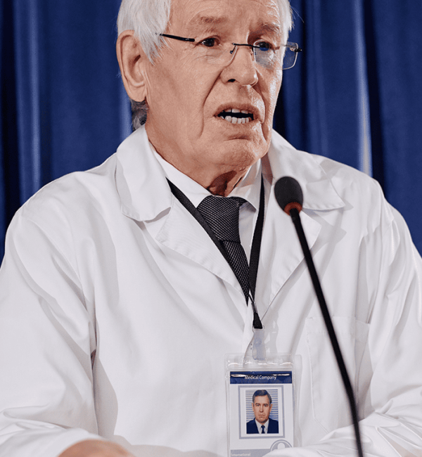 Médico hablando en una conferencia sobre salud.